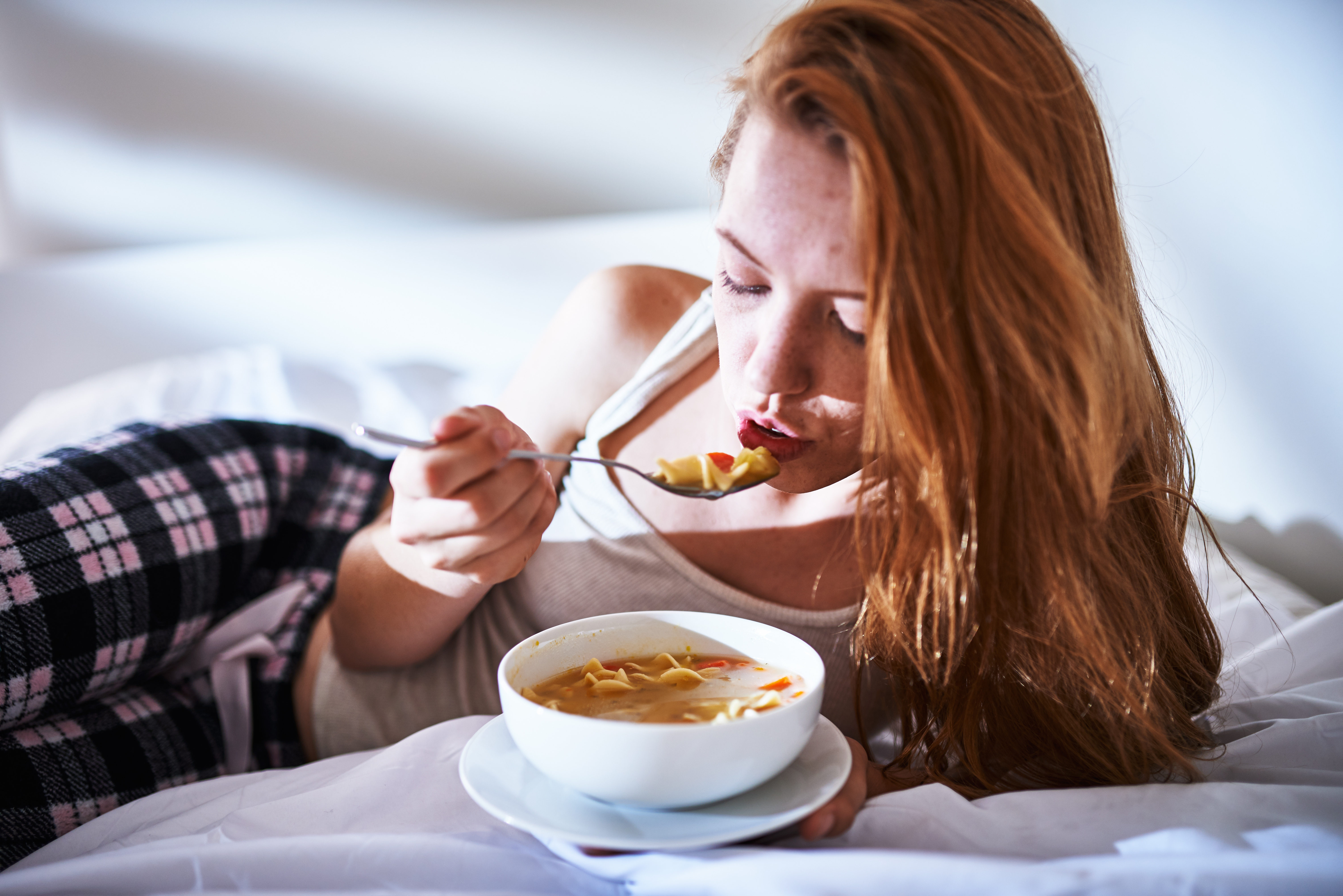 Снится есть вкусное. Диетотерапия при гриппе. ОРВИ питание. Обед для больного простудой. Девушка ест суп.